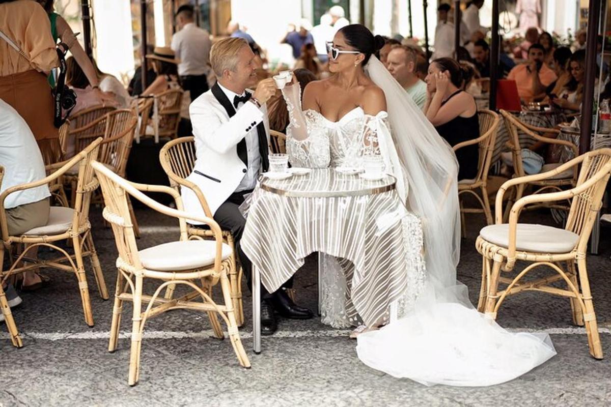 une mariée et un marié assis à une table