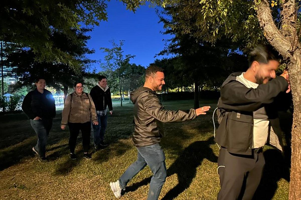 مجموعة من الرجال يقفون حول شجرة