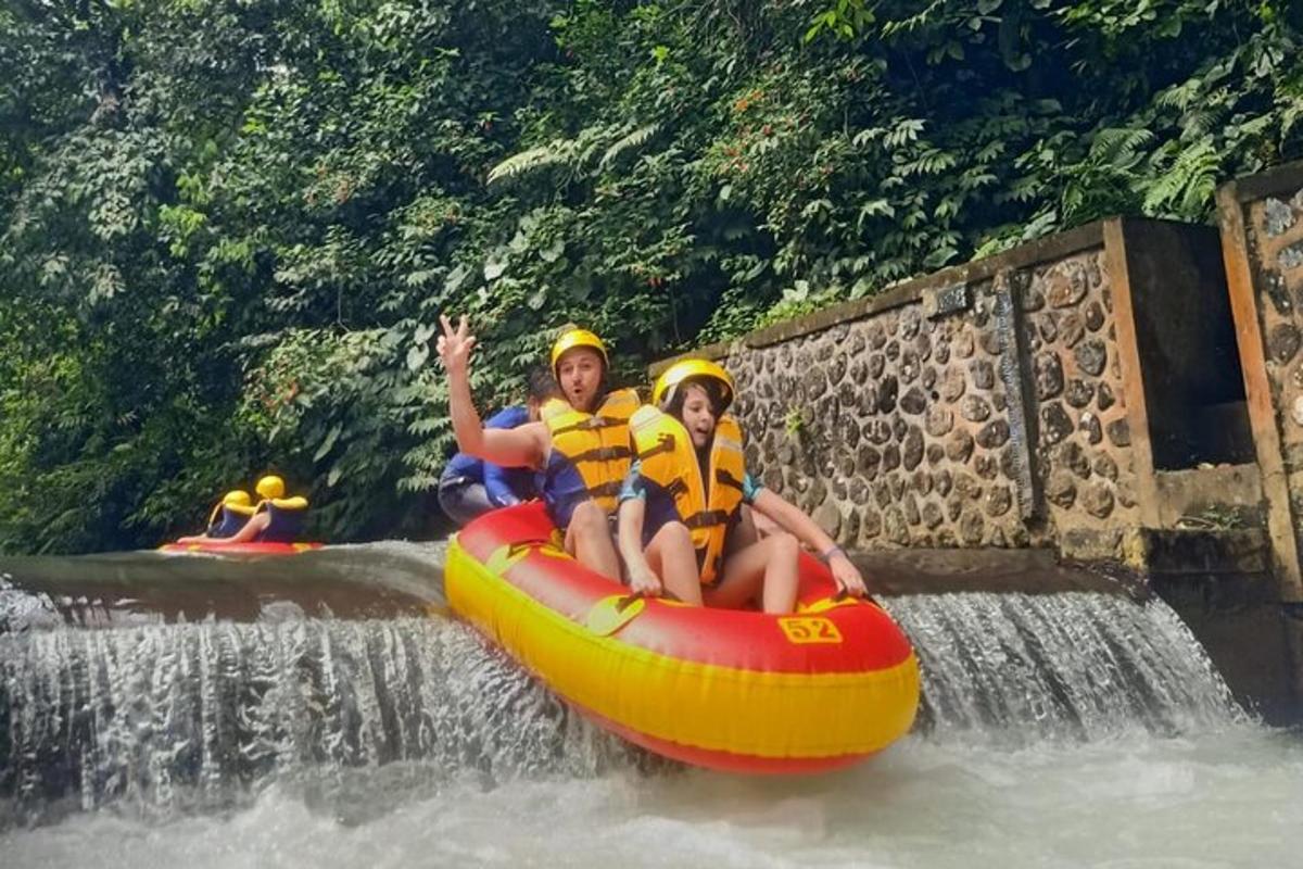 un uomo e una donna a bordo di una zattera in un fiume
