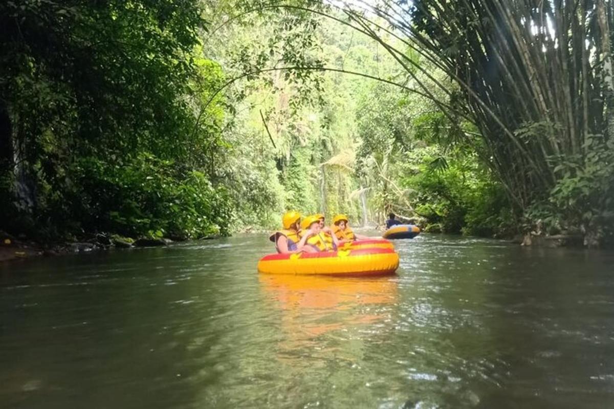 tre persone che scendono su una zattera lungo un fiume
