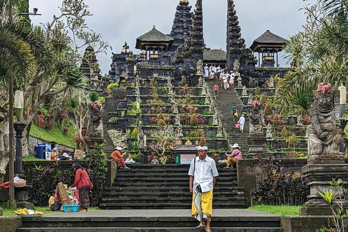 un hombre subiendo las escaleras de un templo