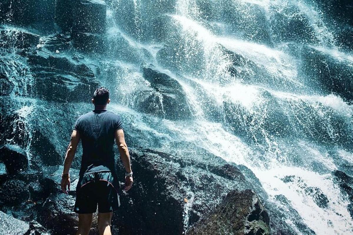un home dret davant d'una cascada