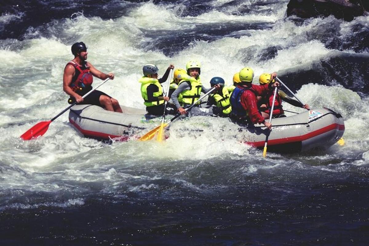 un gruppo di persone su una zattera in acqua