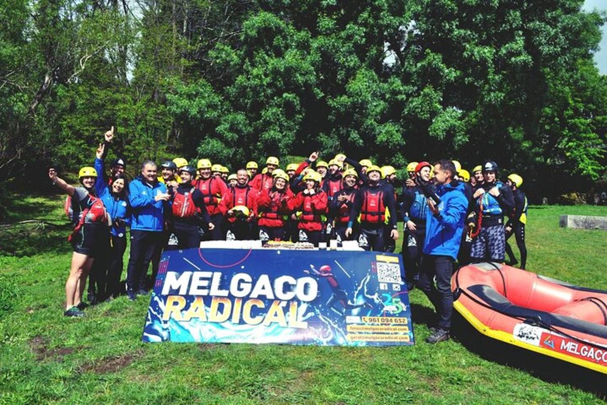 un gruppo di persone in posa per una foto accanto a un megaloco rapidkat