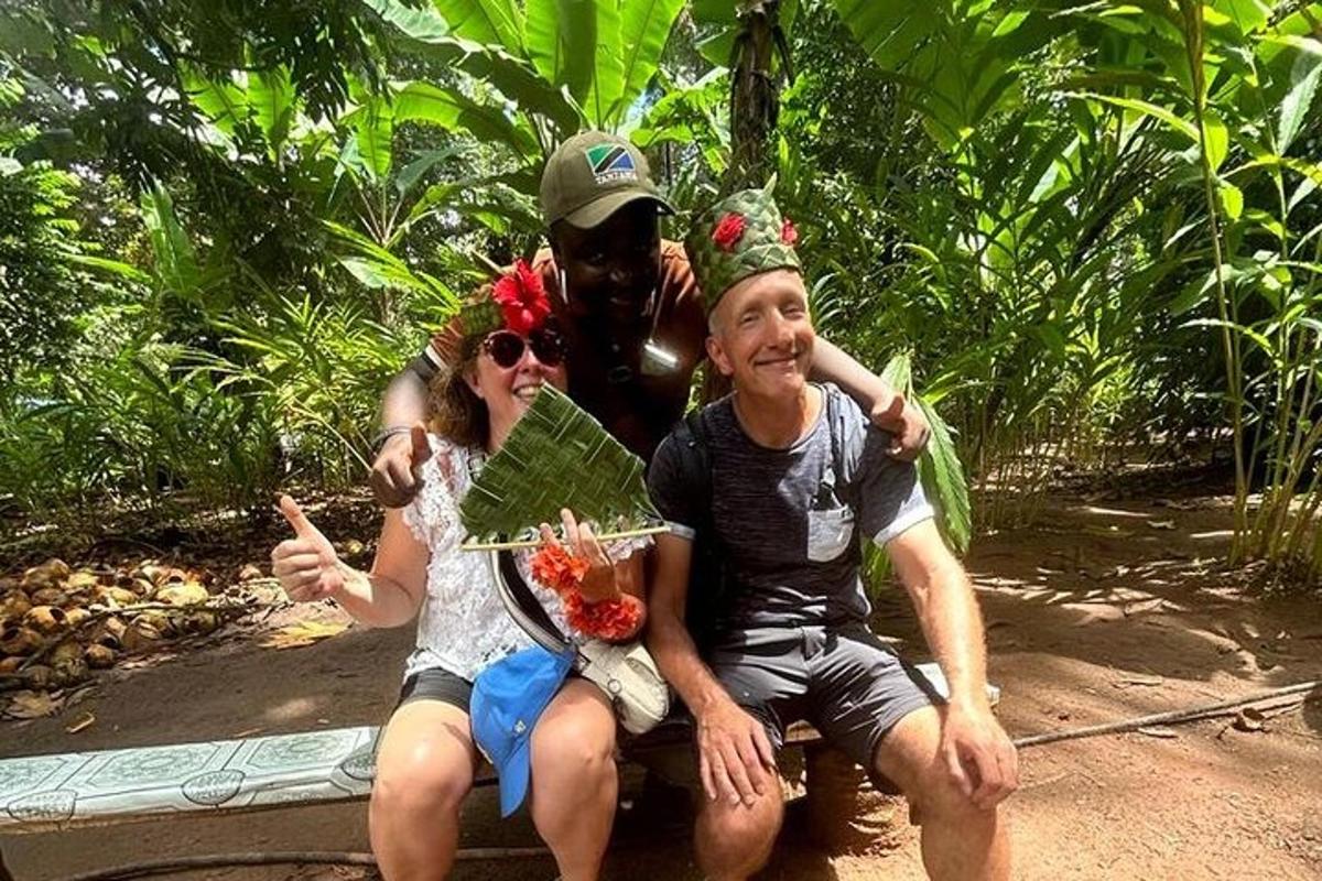 một người đàn ông và một người phụ nữ ngồi trên băng ghế với một con khỉ đột phía sau họ