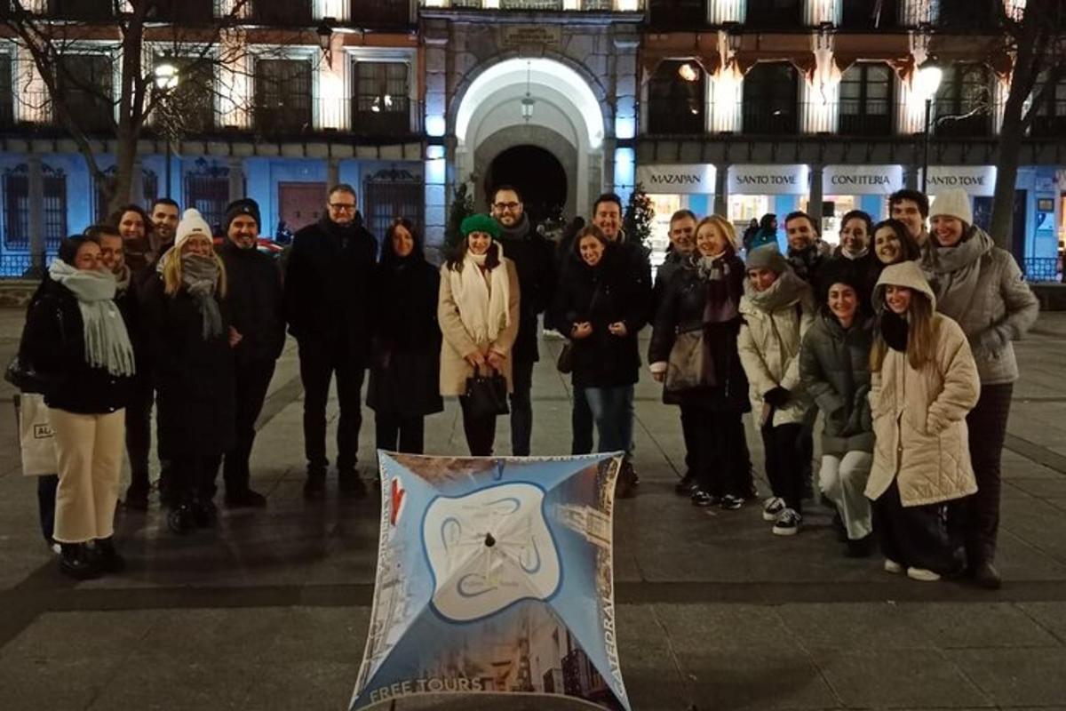 grupp inimesi, kes seisavad hoone ees