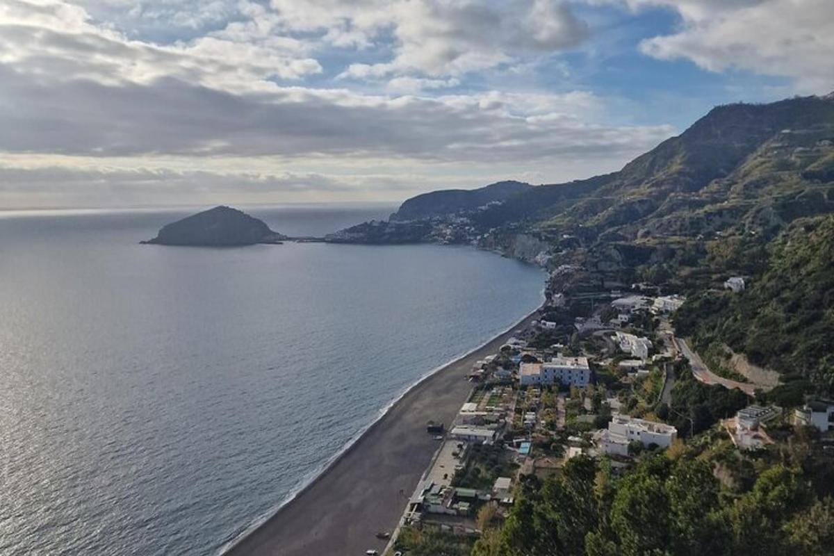 zračni pogled na plažo in ocean