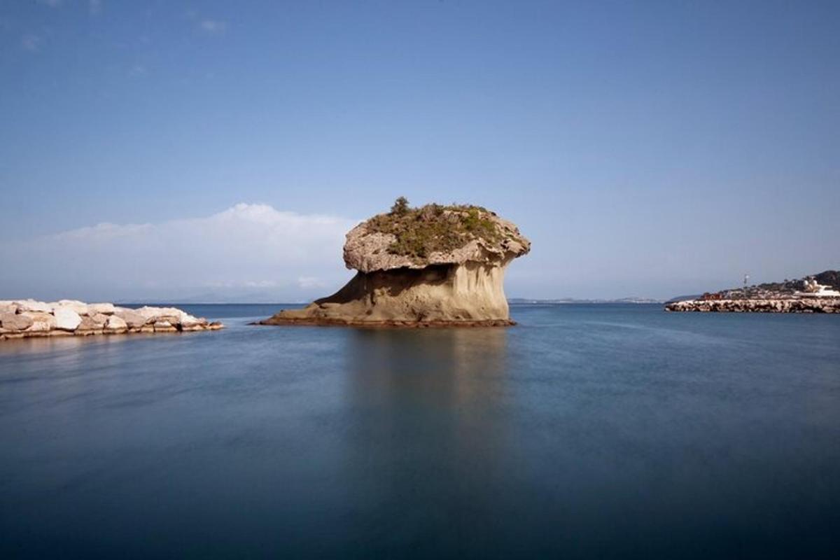 una piccola isola in mezzo all'acqua