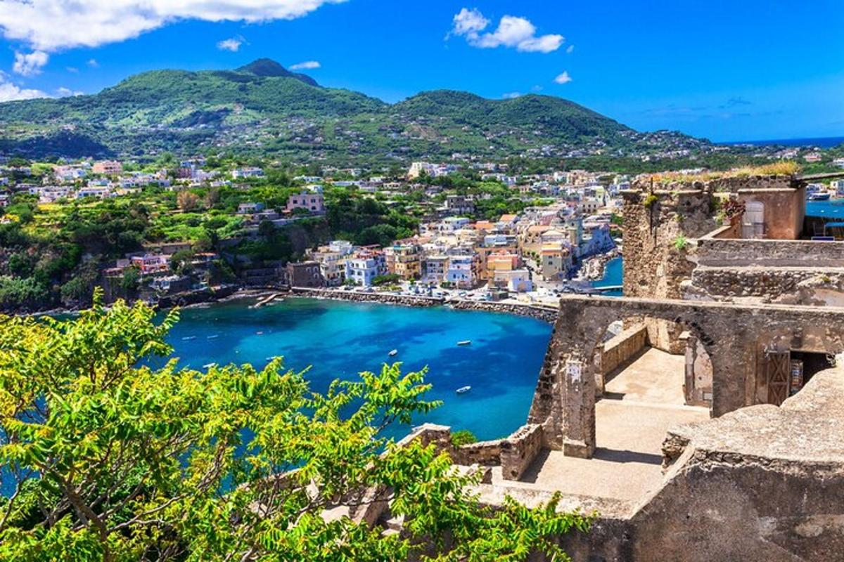 una vista della città di Positano e dell'oceano