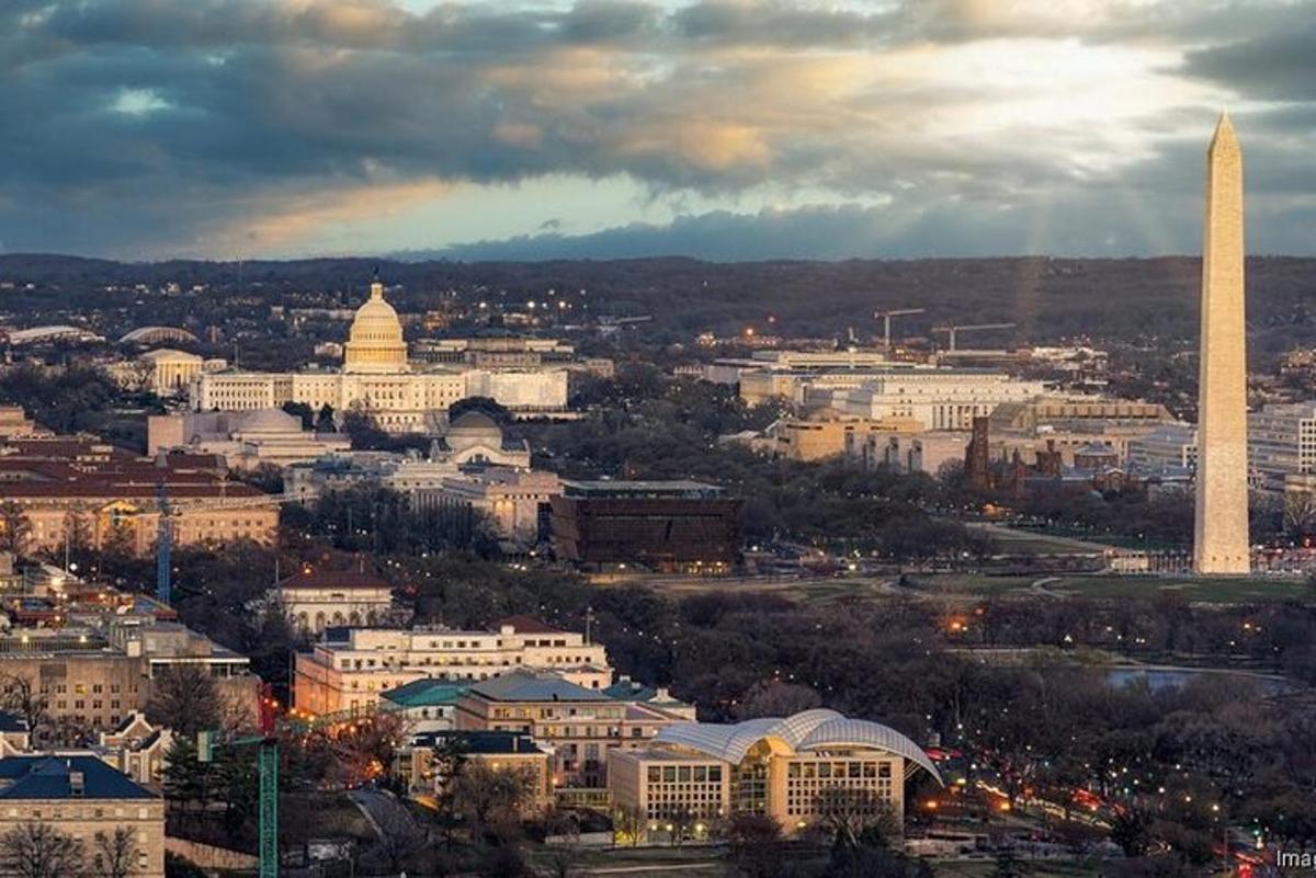 Washington Anıtı'nın bulunduğu bir şehrin görünümü