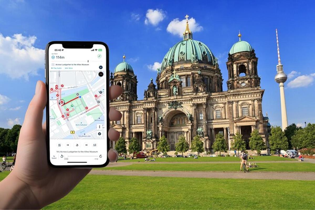 osoba držící iPhone před budovou