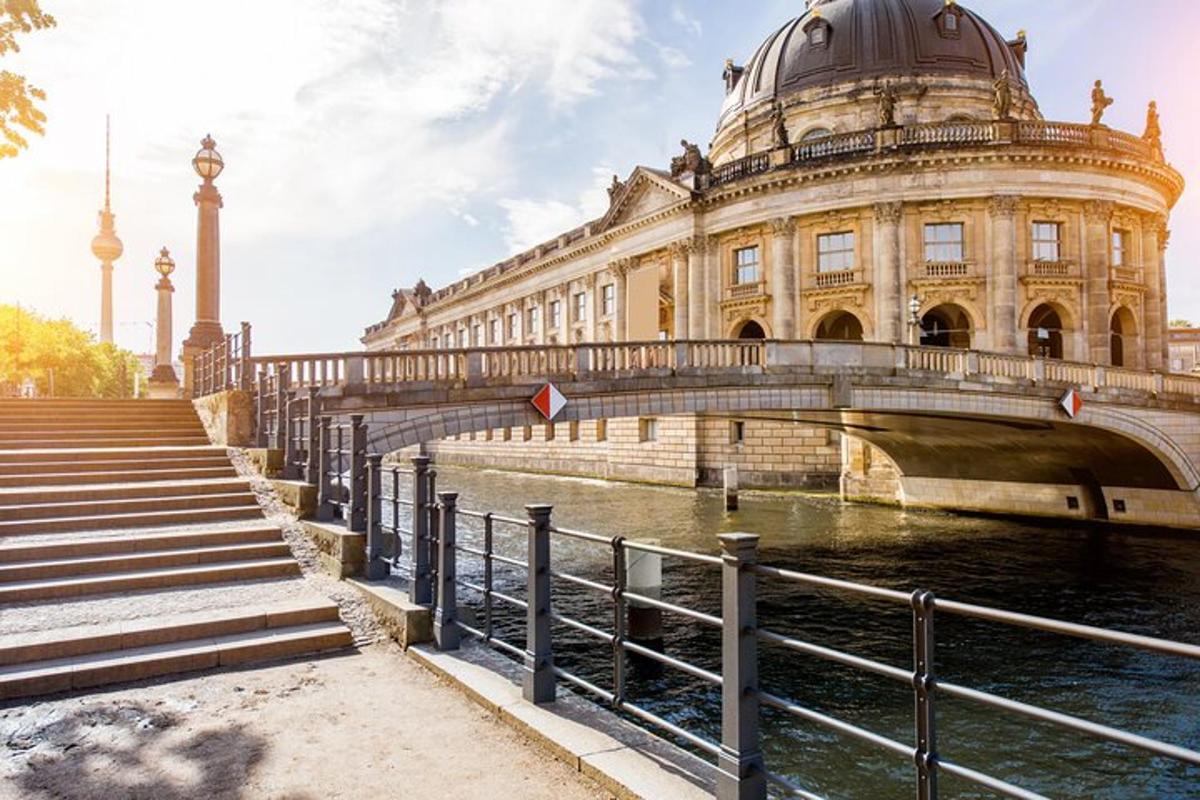 un edificio al lado de un río con un puente