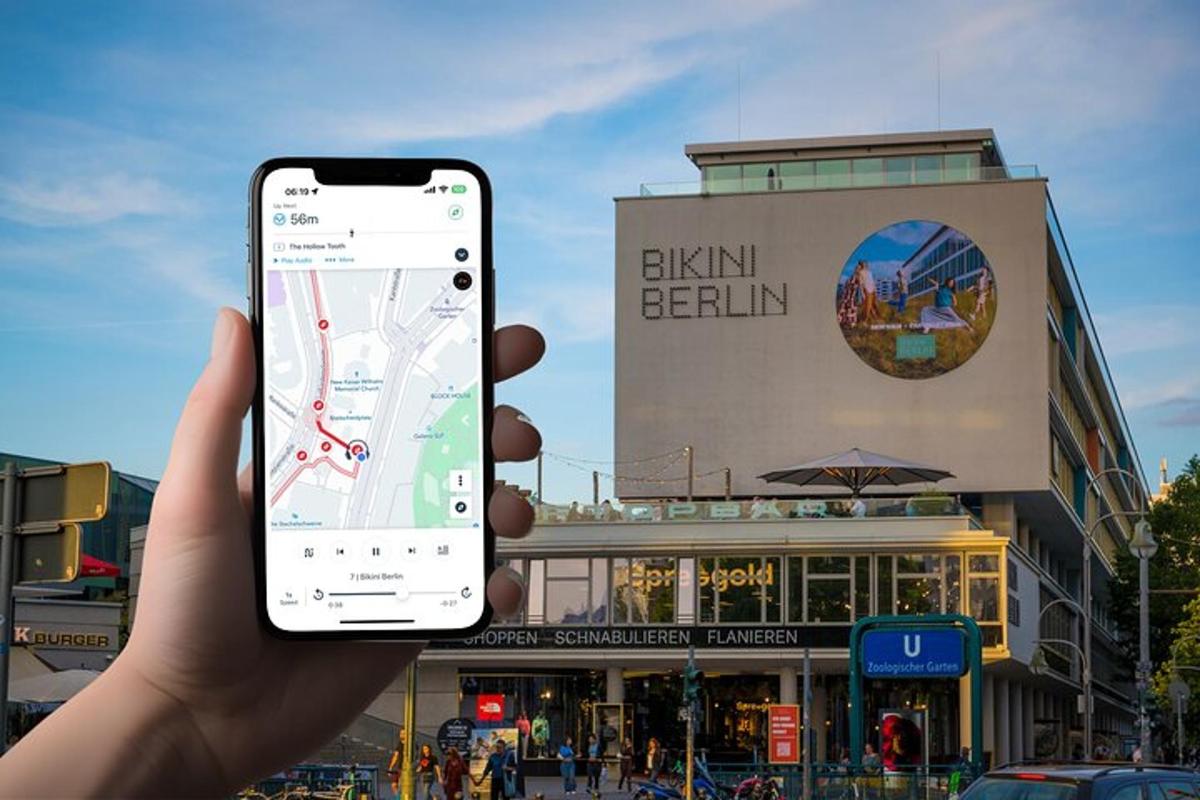 ruka držící iPhone před budovou