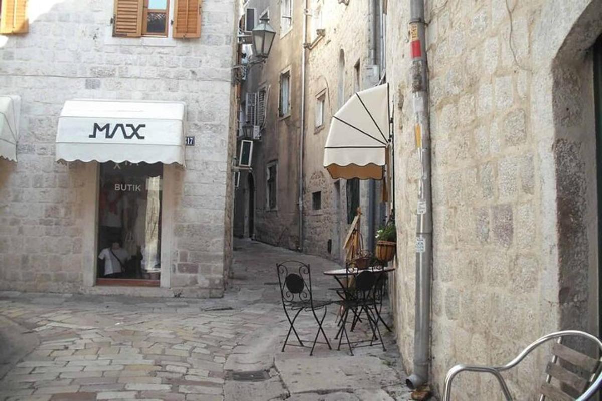 uličica z mizo in stoli v stavbi