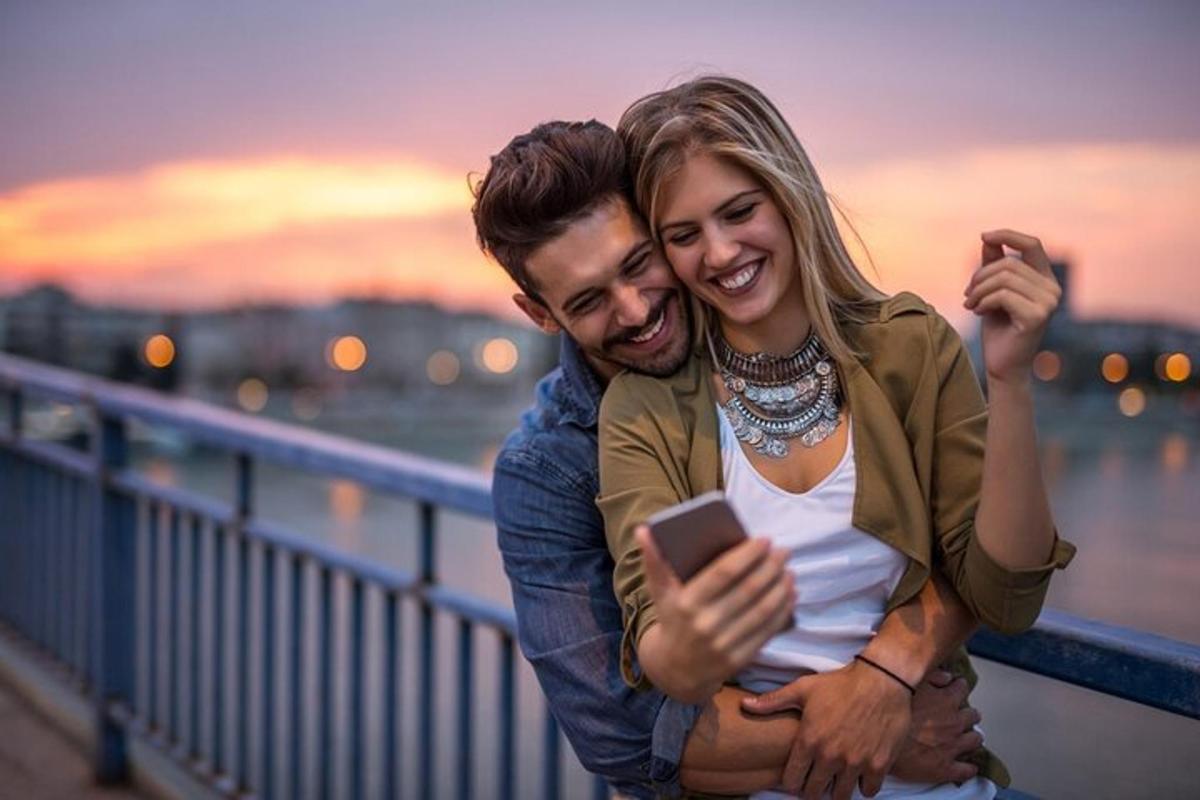 mees ja naine vaatavad mobiiltelefoni