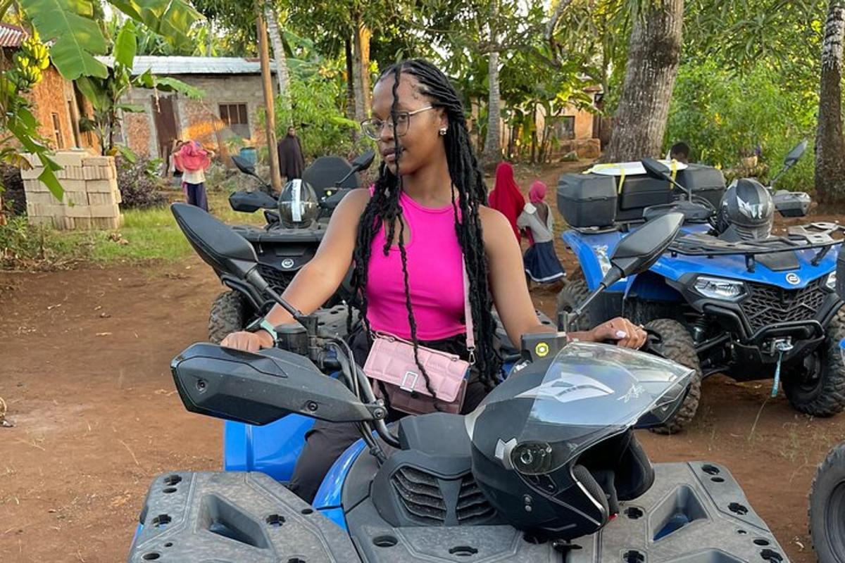 una donna è seduta su uno scooter