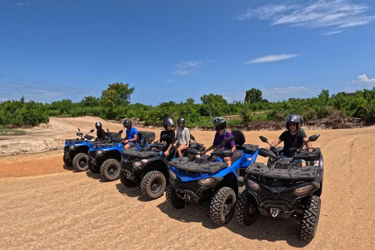 grupp inimesi istub ATV-del poris