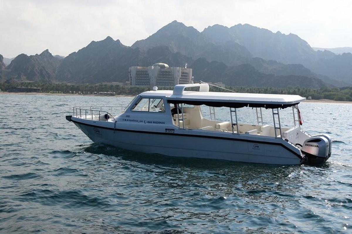 一艘白色的船在水面上，背景是群山