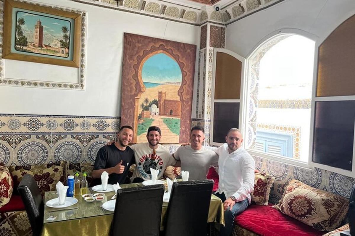 مجموعة من الرجال يجلسون على طاولة في غرفة