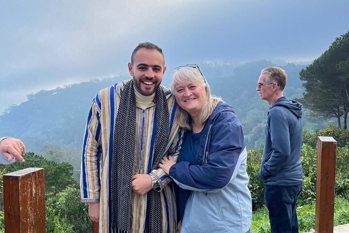 Un hombre y una mujer posando para una foto en una montaña