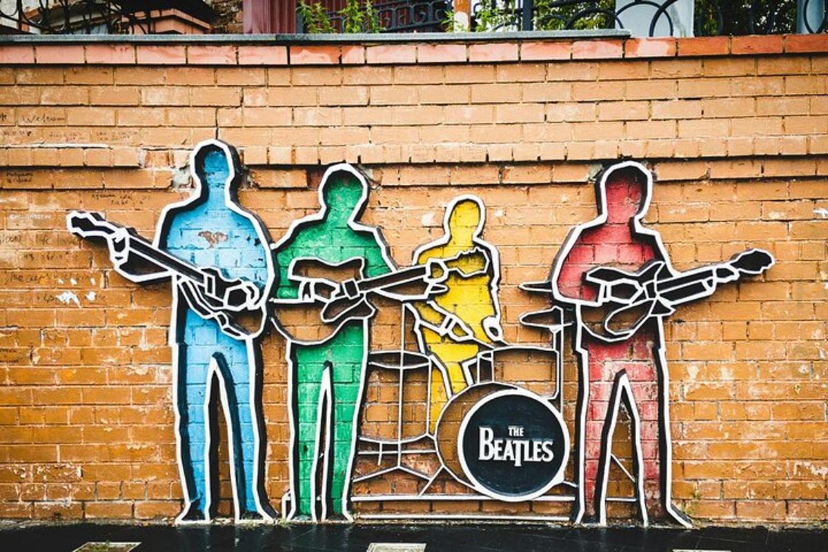 un muro con un dipinto di persone che suonano strumenti