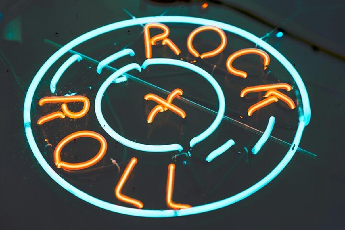 un'insegna al neon che dice rock and roll