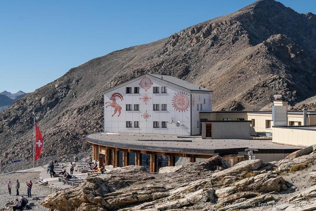 un edificio sul fianco di una montagna