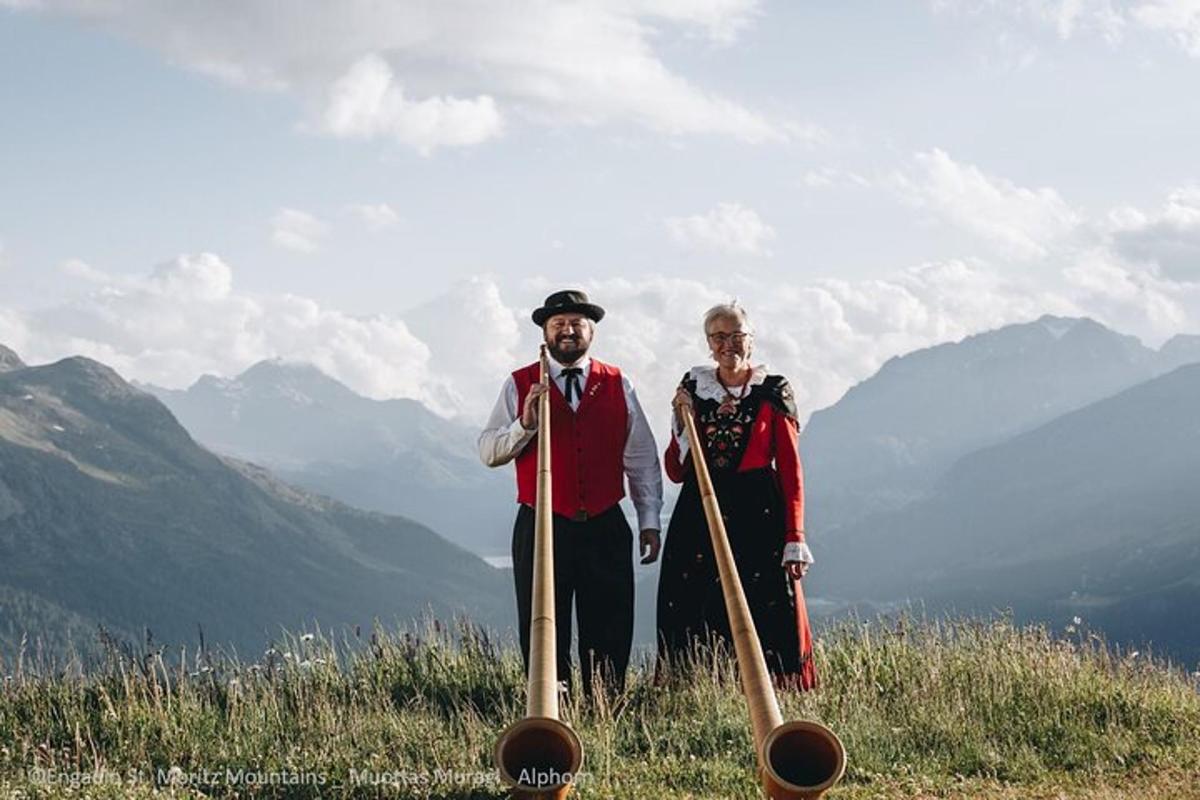 un uomo e una donna in piedi su una collina con mazze da baseball