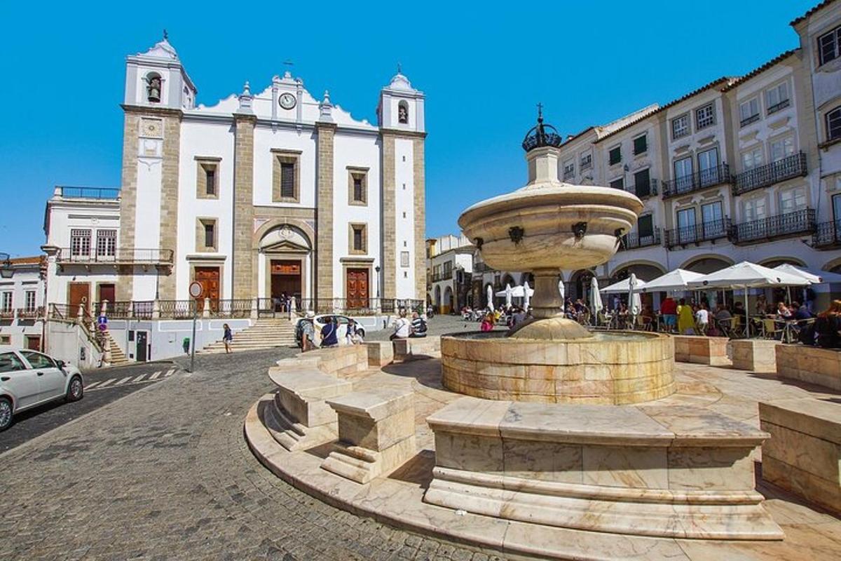 una fontana in mezzo a una strada con un edificio