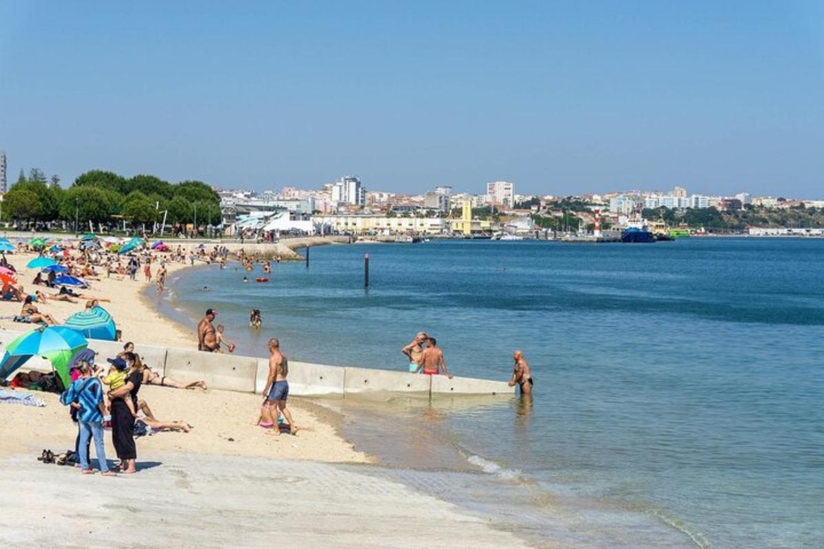 un gruppo di persone su una spiaggia in acqua