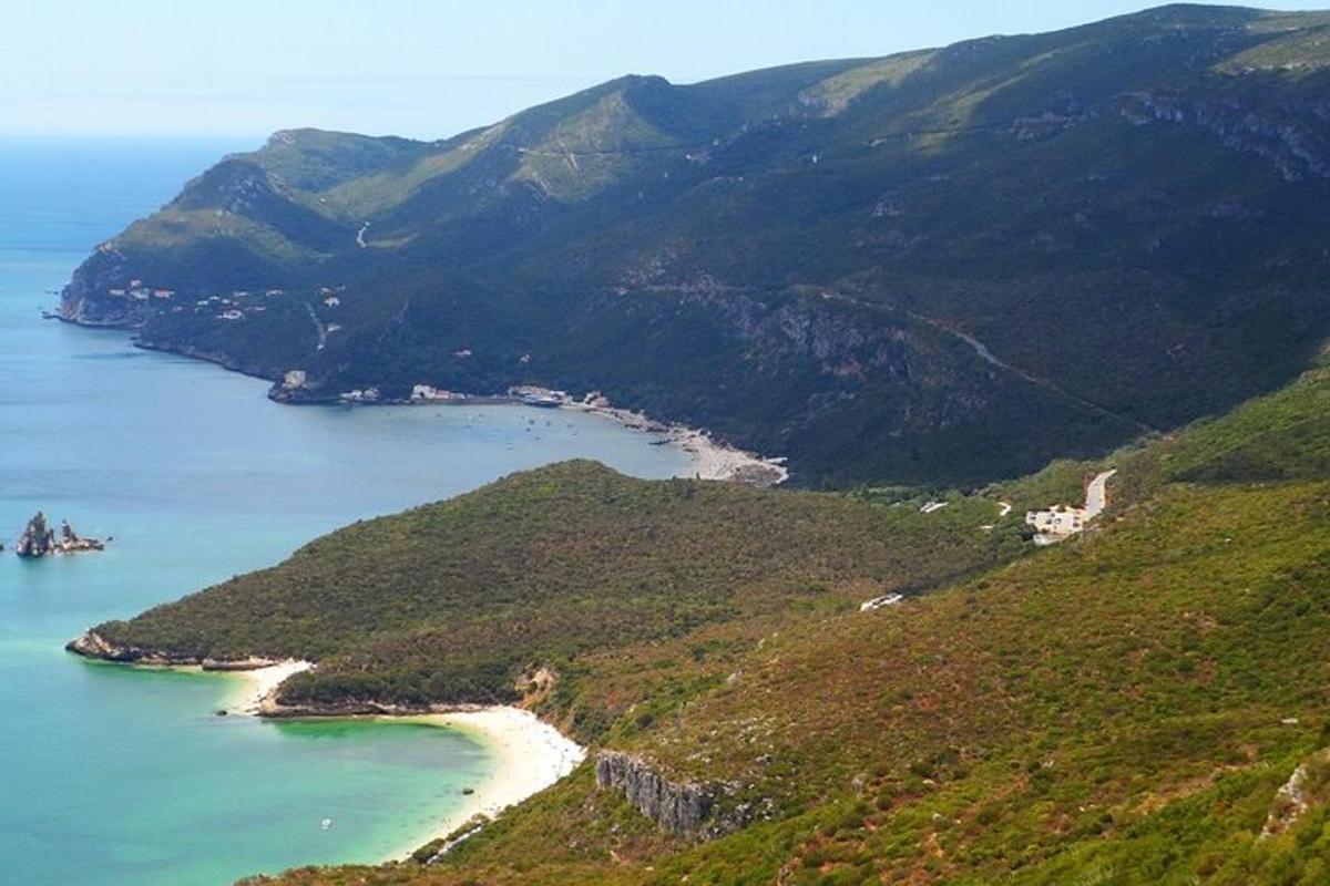 una vista aerea di una spiaggia su una montagna
