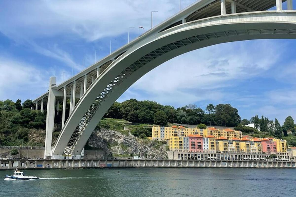 un ponte sull'acqua con una barca sotto