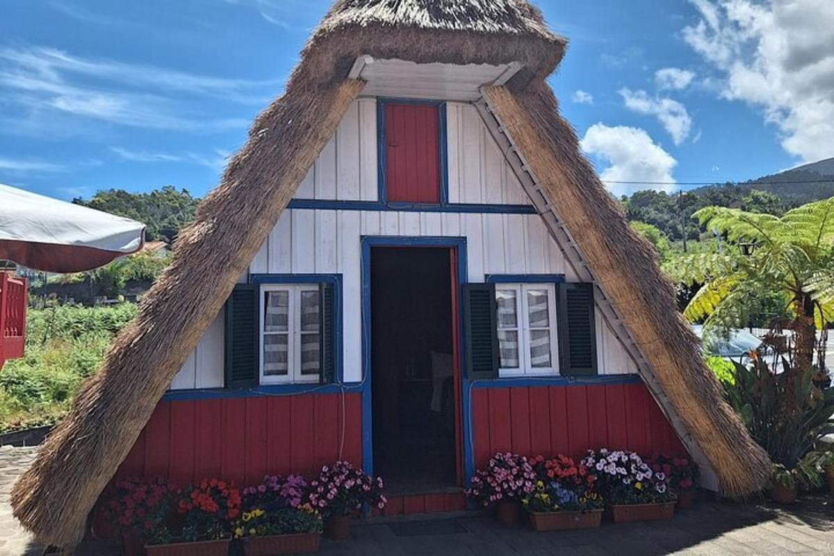 uma pequena casa com telhado de palha