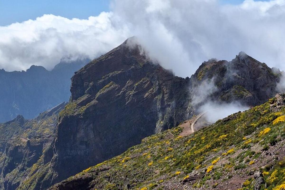 uma montanha com nuvens ao lado