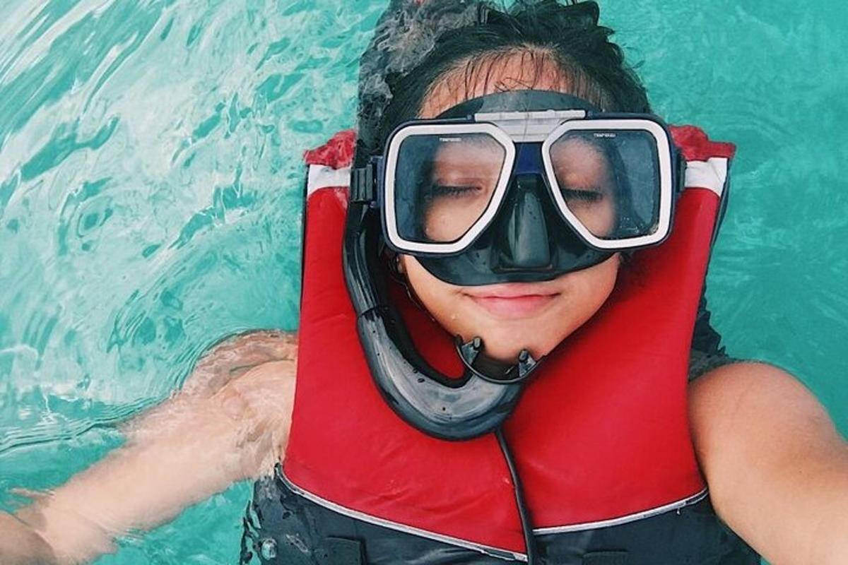 una donna che indossa una maschera da sub e occhiali da nuoto in piscina
