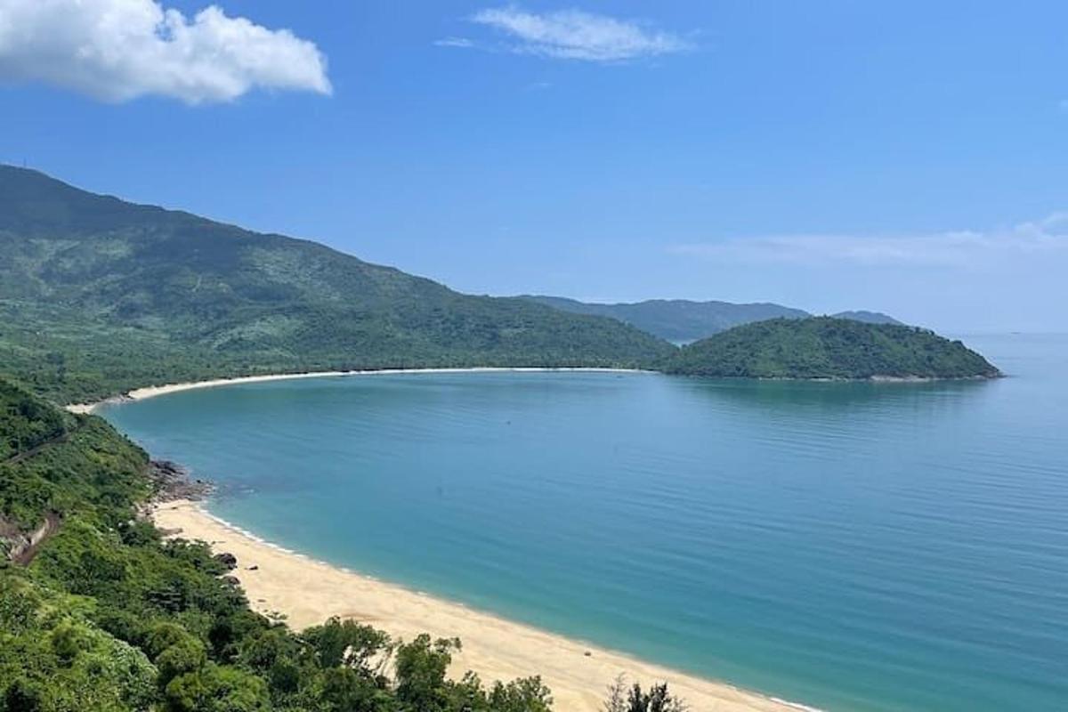 perairan besar dengan pantai dan pegunungan