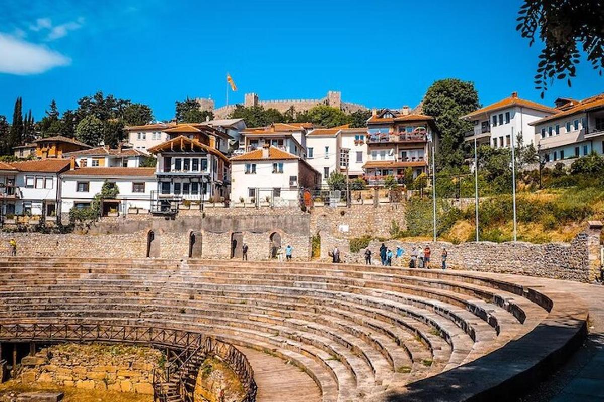 un amfiteatre de pedra davant d'una ciutat amb edificis