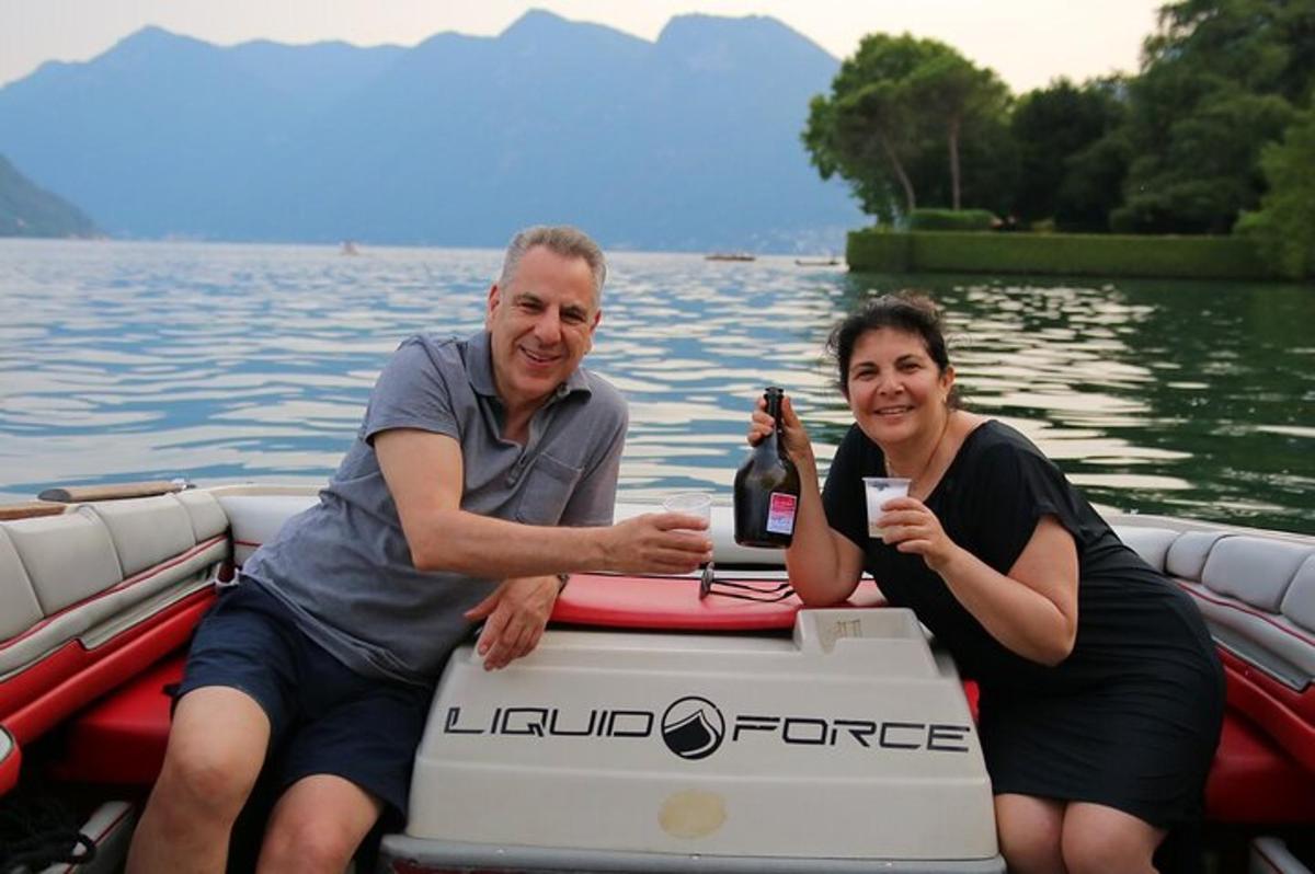 um homem e uma mulher sentados em um barco na água