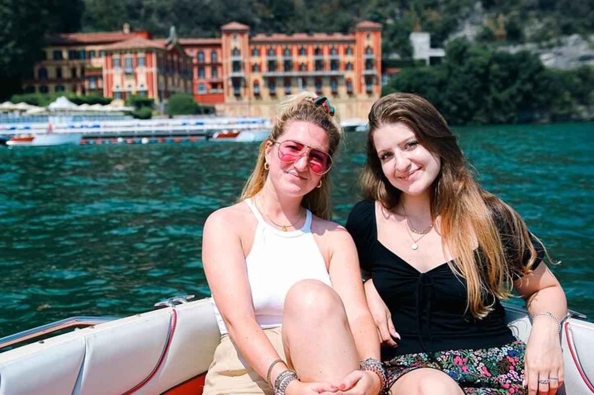 две жени, седнали на лодка във водата