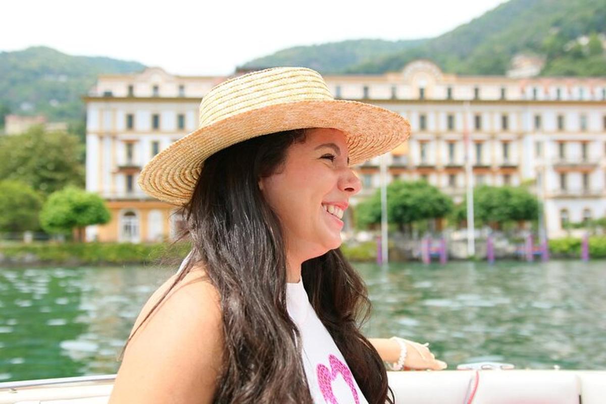 uma mulher usando um chapéu de palha sentada em um barco