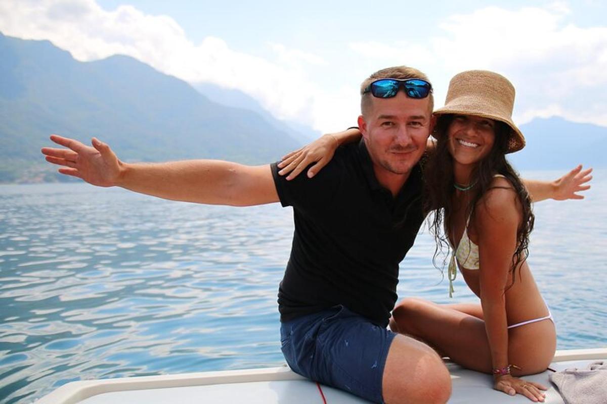 um homem e uma mulher sentados em um barco na água