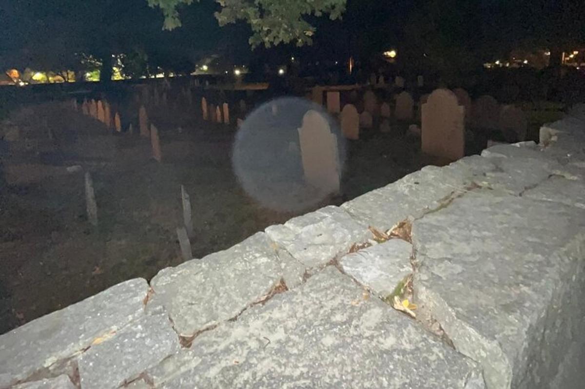 geceleyin bir mezarlıktaki taş duvar