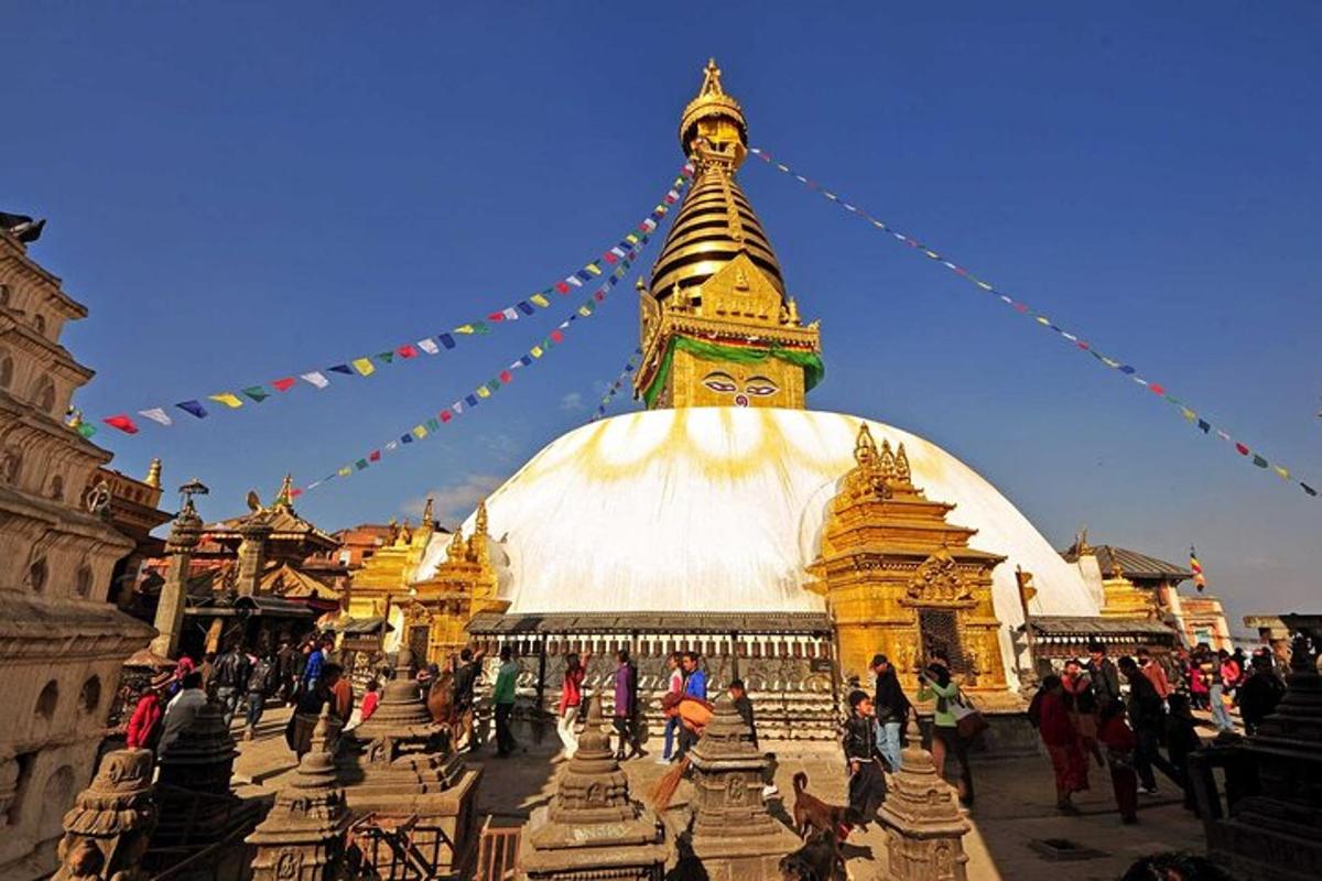 un grup de persones dempeus davant d'un temple