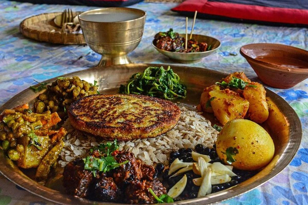 un plat de menjar amb carn i arròs a la taula