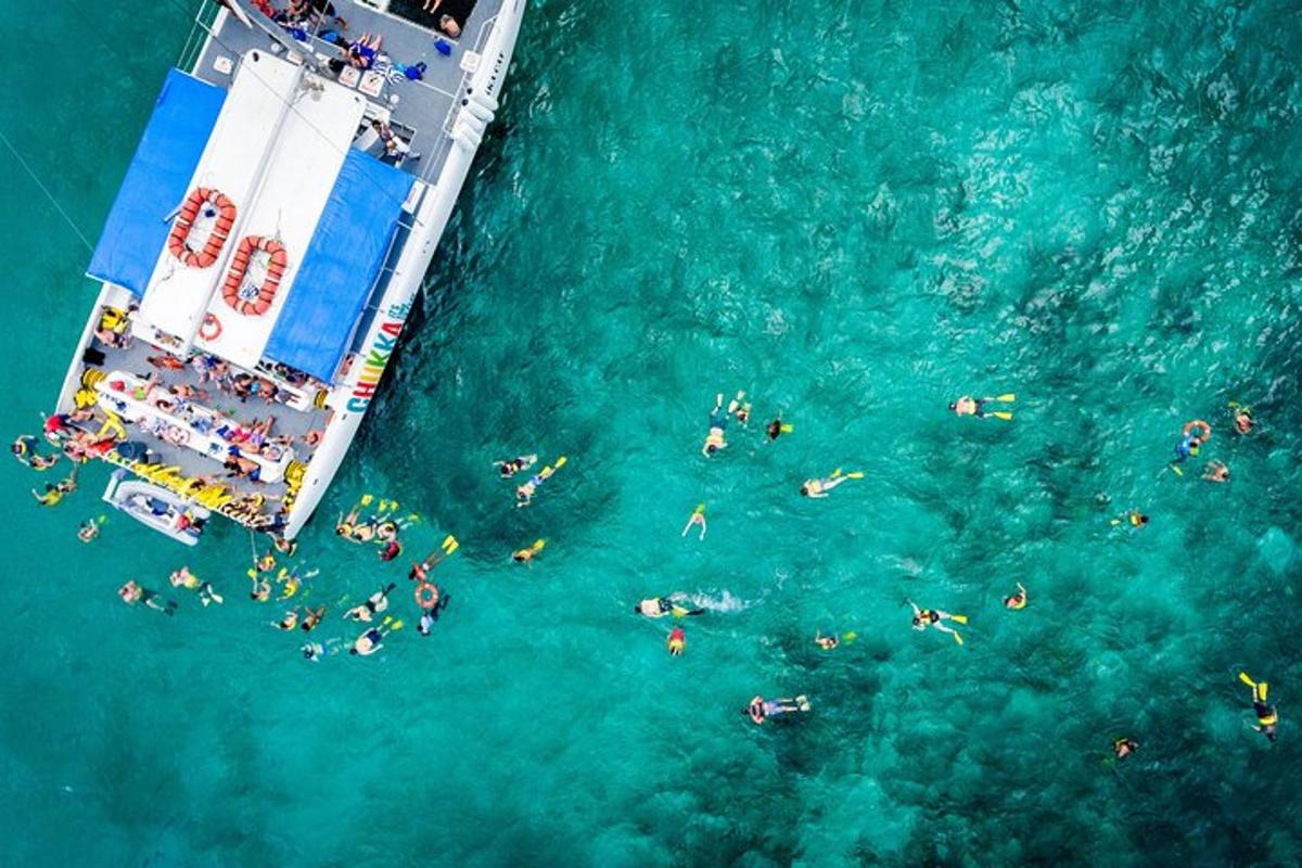 sekumpulan orang berenang di dalam air di atas bot