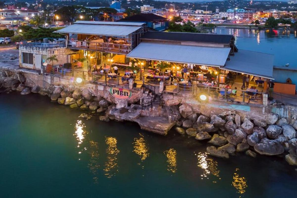 夜晚的水上海鲜餐厅