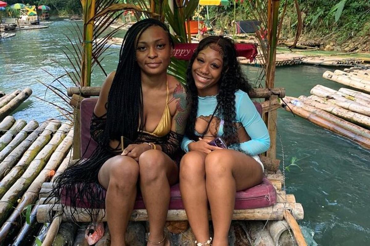 due ragazze sedute su una sedia vicino all'acqua