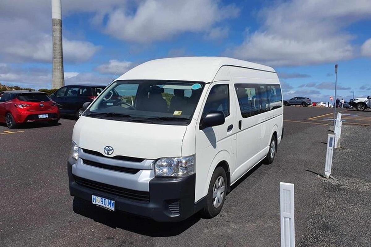 bel kombi parkiran na parkirišču