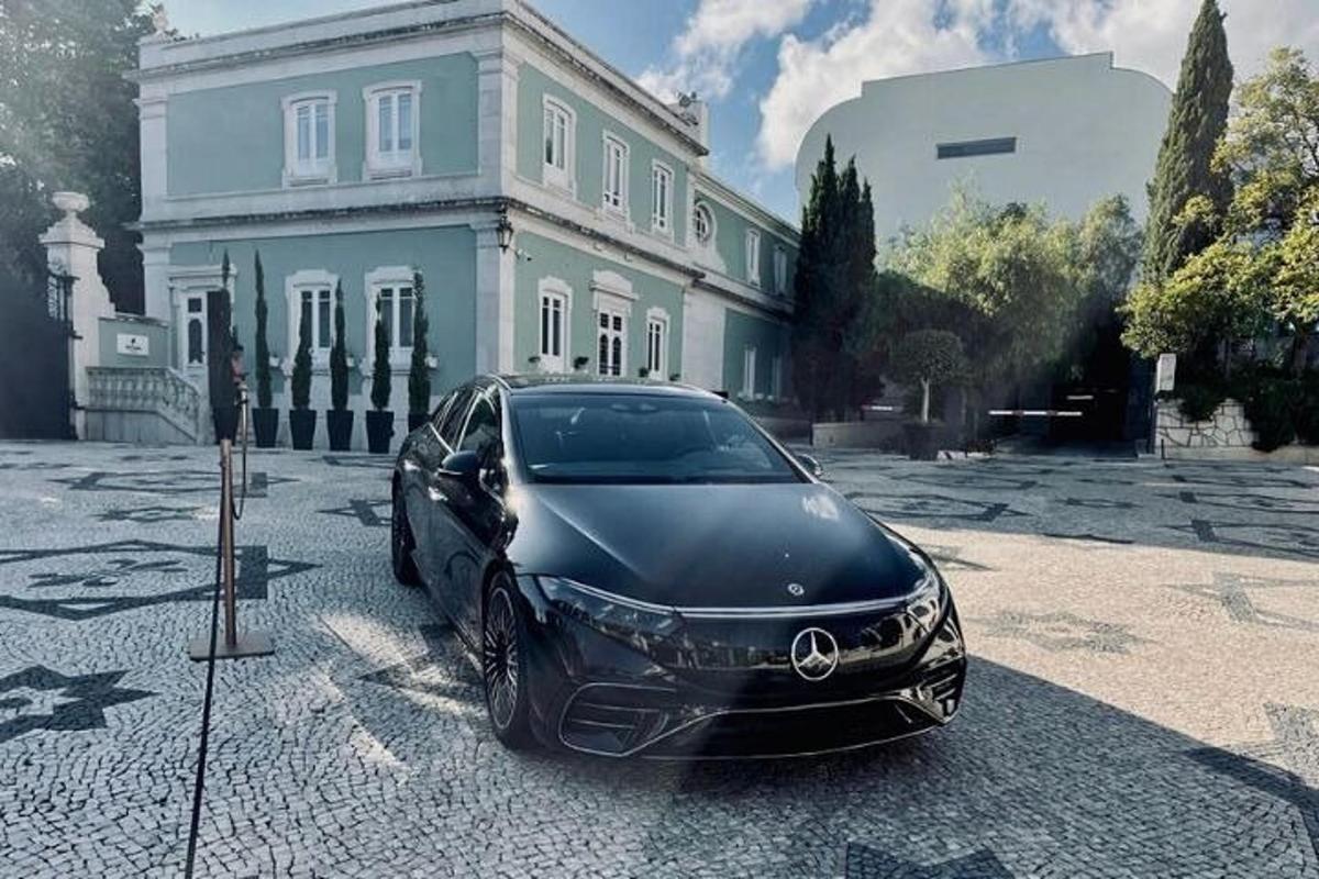 mobil hitam terparkir di depan rumah