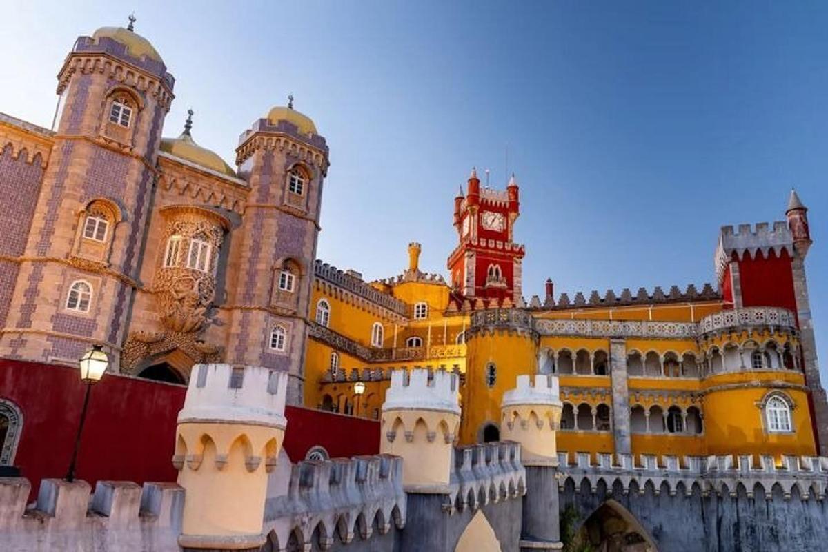 un grande edificio con una torre dell'orologio sullo sfondo